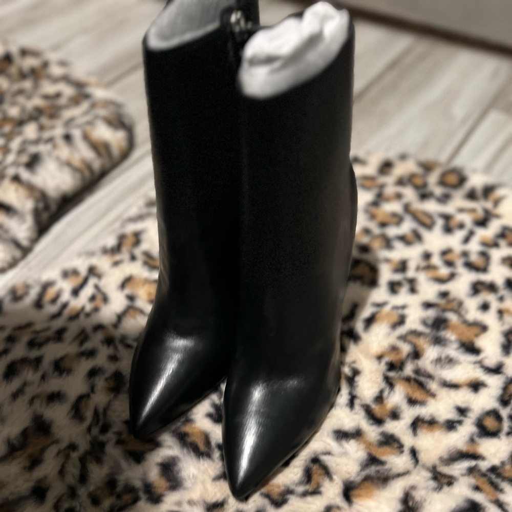 Nine West 
Size 8 
Black 
Never worn